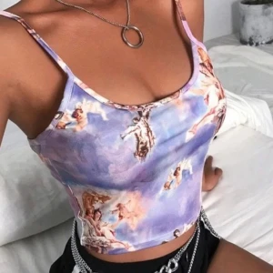 Angel top S - *Lånad bild från Pinterest!* Säljer min ängel-topp då det är en aning för stort i midjan för mig (har 63cm i midjemått.) Fint skick och inget fel på den i övrigt. Passar S/M💓 Frakt:22kr ****MÅNGA INTRESSERADE, BUDA I KOMMENTARERNA**** Budgivningen avslutas 12/9 18:00