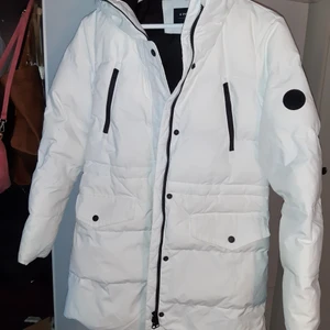 Vit vinterjacka kappa från Everest - Använd endast ett par ggr. Vit vinterjacka från Everest. Avtagbar luva och snygga detaljer. Strl small men anser att den passar 36-38