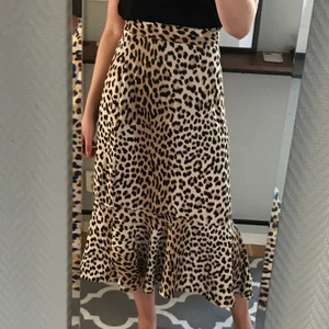 Leopardmönstrad midikjol strl 34 - Jättefin leopardmönstrad midikjol. Storlek 34. Från Gina Tricot. Aldrig kommit till användning. Nypris 299kr