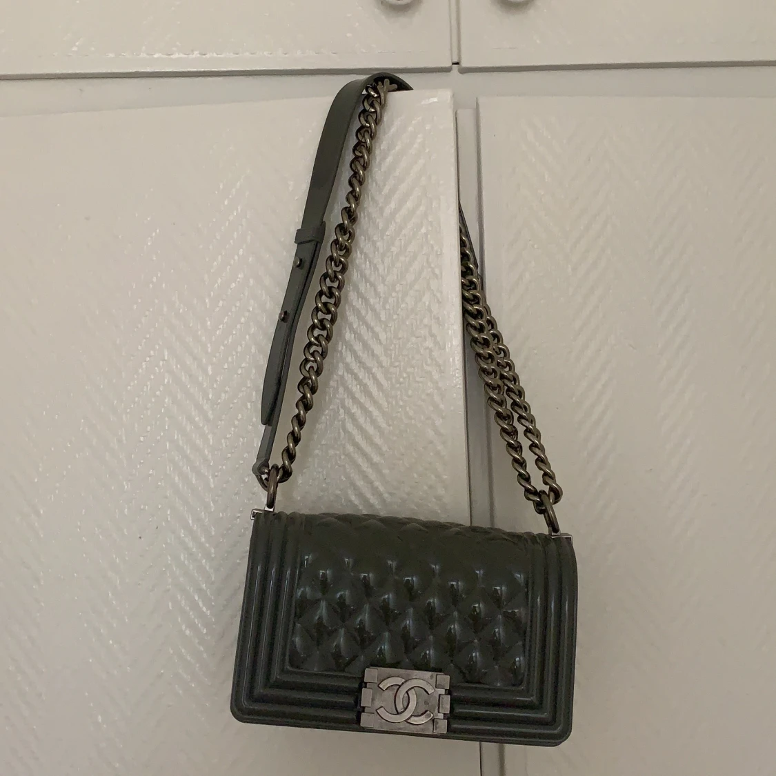 Väska från Chanel boy inspirerade modell