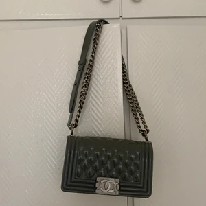 Väska från Chanel boy inspirerade modell - Väska från Chanel , ej äkta. Unik väska. Tillverkad i tjock mjukplast med metalldetaljer i antik stil. Fint skick. Små färgeffekter på sida om badet. Inget som syns tydligt alls ( se bild) inköpt för 1200kr. Köparen står för frakt 