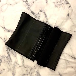 Träningskorsett - Träningskorsett, går att justera storleken. Passar M/L, en 40 typ! Mycket fint skick 