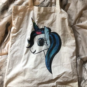 Tygkasse - Tygkasse ifrån dollystyles webshop med trycket Hollycorn. Inte säker på om dom finns kvar fortfarande då denna är typ 2 år gammal. Inte använd särskillt mycket. Köpare står för frakt, står ej för postens slarv. Katt finns i hemmet! 🐈