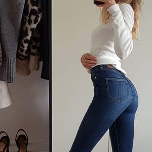 Blåa jeans från Monki! XS men känns mer som xxs. Bra längd på mig som är 174!😊 frakt tillkommer!❤