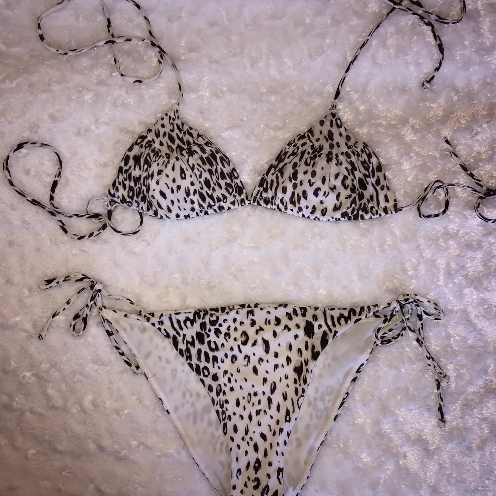 Leopard bikini från H&M 💓 Helt slutsåld på sidan! #bikini Buda i kommentarerna från 60kr!  Överdelen är i stl 34 och underdelen är i stl 36. Övrigt.