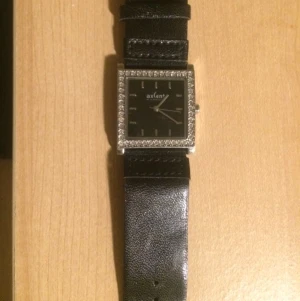  - Billig klocka i svart läder :)