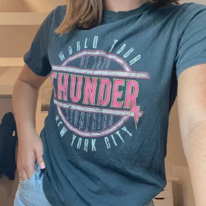 T-Shirt från ginatricot - Tröjan med häftigt tryck från ginatricot. Använd fåtal gånger. Strl XS men lite oversized. Kunden står för frakt!