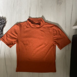 T-shirt med polokrage från Gina tricot  - Storlek xs, har använts mycket och därav är den lite nopprig (sista bilden) - dock ingenting jag tänkt på, frakt ingår i priset, pris kan diskuteras 