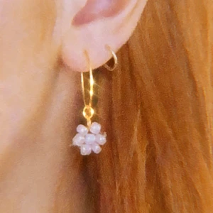 Blom-örhängen - Ett par super gulliga handgjorda örhängen som görs efter förfrågan, finns i flera olika färger!💞💞 Frakt: 22kr