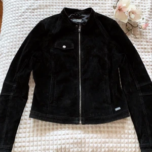 Kenzajacka  - Säljer min kenzajacka (i mocka) då den inte används.. den är i super fint skick och är väldigt bekväm och följer  överkroppen snyggt. Ny pris 3450kr