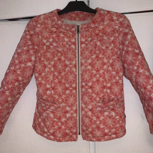 Höst och vårjacka - Ny jacka. Har en form som passar bra på kroppen 