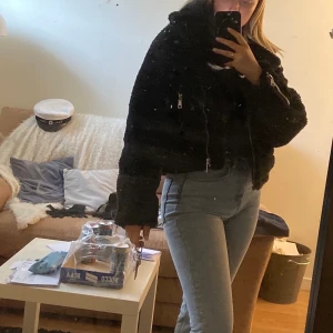 Teddy-jacka i bikermodell - Säljer min svarta jacka från NA-KD i Tetty-tyg inköpt förra hösten! Superbra kvalitet och jätteskön! Säljer den då den inte längre kommer till användning! Jättefin modell och inga ”skador” utan den ser ut som ny! Dm:a vid intresse☺️ Frakt tillkommer 💕