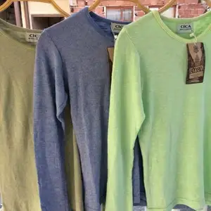 Dam tröja med olika färger  storleker  S-M-L 