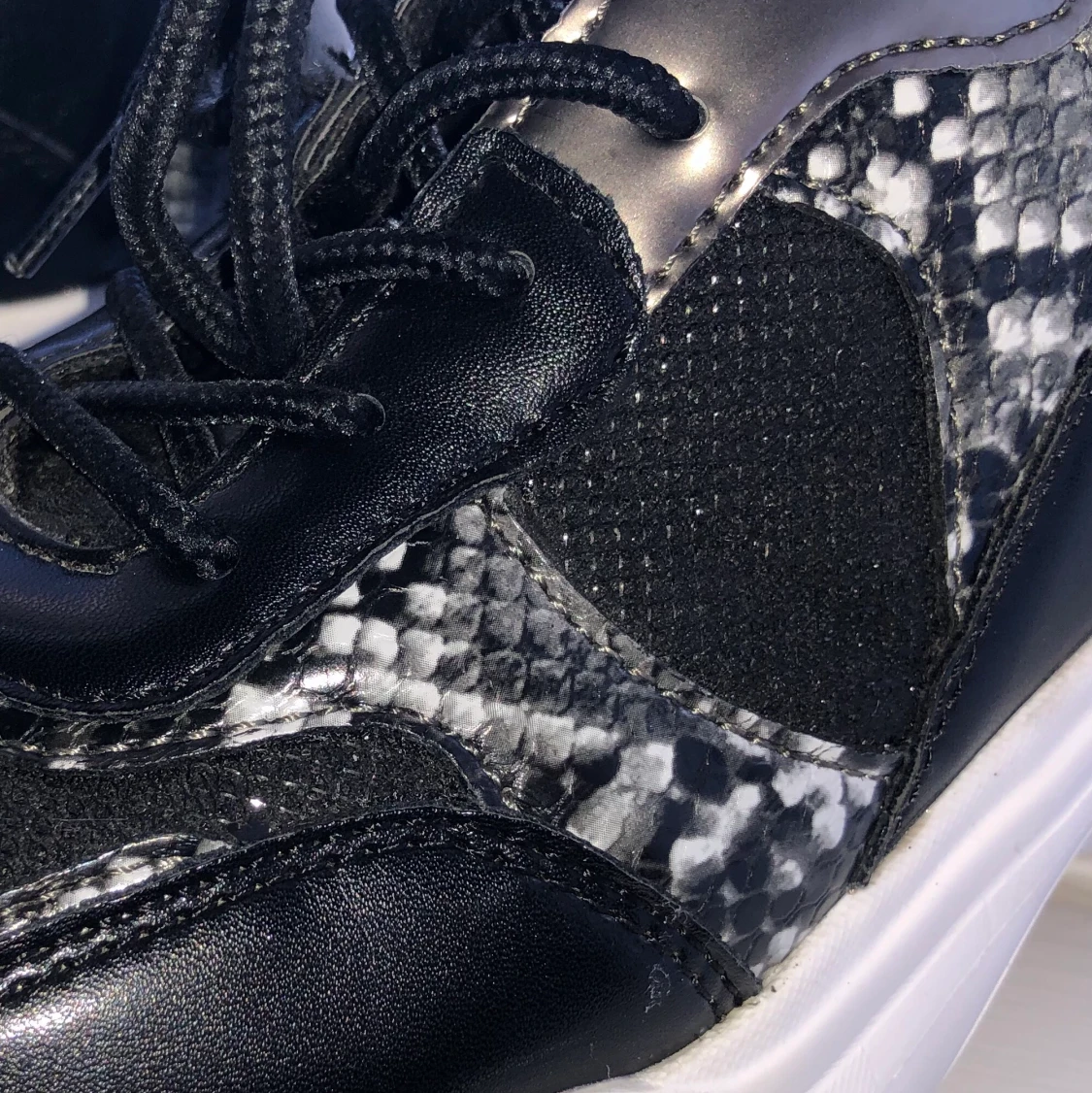 Knappt använda sneakers i ormmönster  - 91