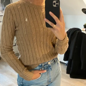 Ralph lauren  - Kabelstickad beige Ralph lauren tröja i storlek xs. Använd väldigt få gånger, därför väldigt bra kvalitet! 