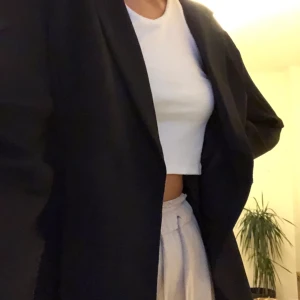 Svart blazer - Snygg svart blazer från nakd! Är strl 38 men skulle säga att den passar 36-38 med en rätt oversized passform. Start 200kr inklusive frakt och budgivning vid många intresserade, betalning via swisha! 