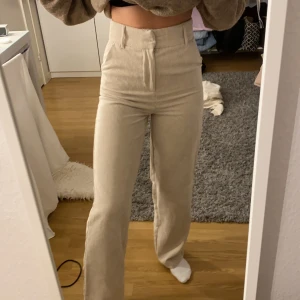 Manchester byxor - Säljer mina super fina Manchester byxor i storlek 34. Dem är i en ljusbeige färg. Jag säljer dem på grund av att jag ahr dubbelt par. Frankt tillkommer! Högsta budet 240kr just nu!
