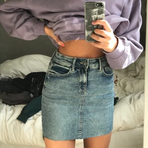 Kjol från ONLY stl XS - Säljer denna jättesöta jeanskjol som tyvärr inte kommer till användning. Jag tycker längden är helt perfekt, kan matchas med det mesta också! Nypris 300kr💕💕💕