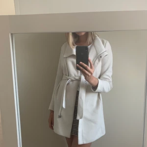 Krämvit kappa! - Jättefin mjuk kappa från ONLY, använd endast 1 gång!!!