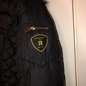 ROCKANDBLUE vinter jacka  - Använt bara 1 månad, den är som en helt ny vinter jacka. Passar bra till vinter. Det är en kort modell