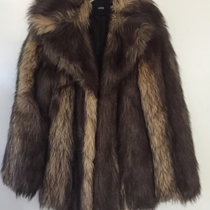 Fauxpäls kappa  - Fauxpälsa kappa från Asos , i storlek S och passar även en XS.