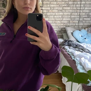 Junkyard flis  - Säljer denna mysiga lilla ” flis hoodien ” med sipper från junkyard 💜 om flera är intresserade blir det budgivning!!!