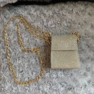 Riktigt snygg midjeväska - Väldigt snygg midjeväska som man spänner efter egen önskan. Går att styla till väldigt mkt exempelvis i midjan på en blazer eller klänning. Eller så kan man ha den till ett par byxor o en tröja för att lyxa till outfiten. Väskan gör de flesta outfits väldigt balla och mer stilrena. Använd cirka 3 gånger och därav som ny! ❗️frakt ingår❗️