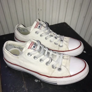  - Converse All Star, låga vita stl 38, 24,5cm (inköps pris ca 700kr varierar ifrån butik)  Så gott som felfria, har ingen användning utav dem längre bara!  Mötes upp i Stockholm/Västerås, om frakt önskas betalas den själv 🤪