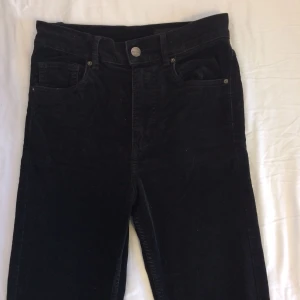  - Klassiska svarta högmidjade Manchesterbyxor från monki!  (De har ett litet hål på baksidan strax under linningen, har själv inte tänkt på det när jag använt dom men det går ju lätt att laga).