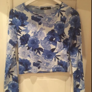  - En blommig crop top från Bik Bok. Använd fåtal gånger och är som ny. Köparen står för frakten, annars möts jag upp i centrala Falun!💋💋