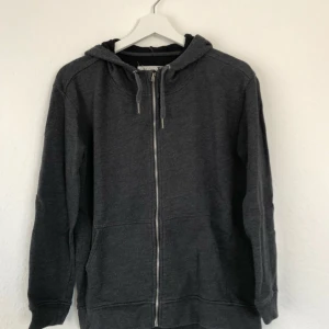  - Grå hoodie från junkyard