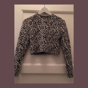  - Svartvitt mönstrat set med en kort topp och high waisted kjol! Endast använda 1 gång✨ Köp en av plaggen för 75kr elr båda för 100! Frakten betalas av köparen elr så möts vi upp i Stockholm🦋