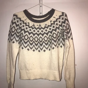  - Jättefin och mysig stickad tröja från Hollister med fina glittrande stenar. Bra skick! Mjukt material