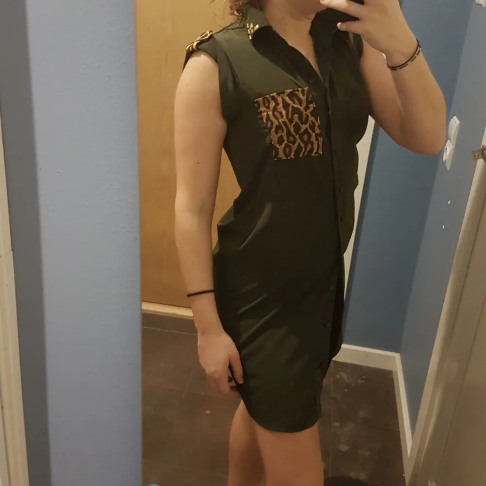 Militärgrön klänning + leopard detaljer som jag själv sytt. Det har flera år men jag har aldrig använt det. Mycket bra skick!. Klänningar.