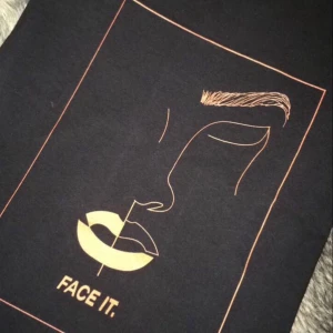  - Vi på Face It Uf erbjuder unikt tryck på 100% cotton material.  Våra t-shirts är unisex och är i färgen svart och orange. Skriv om du är intresserad av en annan storlek. ;)