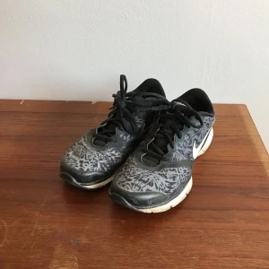  - Mönstrade Nike Trainers  Använda men i gott skick  Frakt tillkommer! (Fraktfritt: jag kan mötas upp i Malmö)  Skickar gärna fler bilder! 