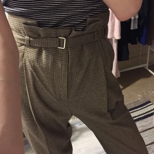  - Bruna tygbyxor, höga i midjan med skärp. Skitsnygga, köpte dem nyligen här på Plick men de tyvärr för stora för mig:/ Kan mötas upp i Stockholm! 