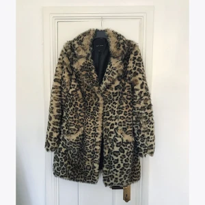  - Leopardmönstrad fuskpäls från New Look. Saknar två av tre knappar som är lätta att ersätta och sy på själv, men därav lägre pris. 