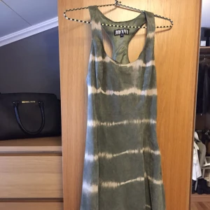  - Klänning i mjuk mocka längd 100-120 cm från axel och nedåt. Använd 1 gång i perfekt skick. 