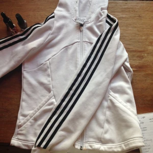  - Vit Adidas- luvtröja med svarta ränder i bomull 