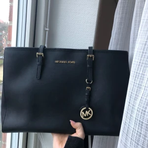  - En väska i medium storlek säljs för 1500 kronor. Köpt för cirka 2 år sedan men ej kommit till användning. 