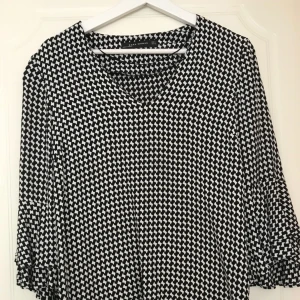  - Mönstrad blus från zara med fina detaljer och volanger. Säljer pga av att jag aldrig använt den Köparen står för önskad frakt 