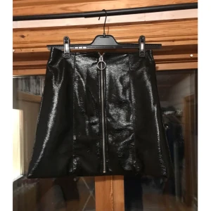  - Kjol i från märket STAY, har bara används 1 kväll under nyår✨  Köparen står för frakt som blir 45kr 📮  Katt finns i hemmet 🐈