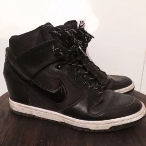  - Nike-skor med platå, inköpa för några år sen men sparsamt använda, mycket fräscha.   Storlek 38,5 men är mindre och känns mer som en 38:a.