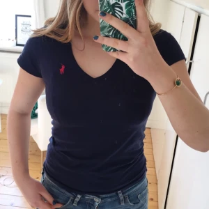  - V-ringad t-shirt från Ralph Lauren. Storlek XS men passar även S (som jag har). Använd men i mycket bra skick. 