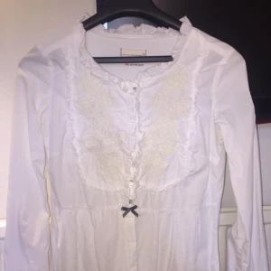  - Blus från Odd Molly. Äkta! Saknar knapp på vänster arm men kan lätt sy dit en ny! Tar swish. Köparen står för frakten. 