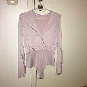  - Oanvänd body som tyvärr är för liten. Ansvarar ej för bort tappad post och betalning sker via swish samt betalar köparen för frakten