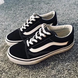  - Vans old skool, storlek 34 (lite tighta för mig med storlek 35-35,5) köpta på junkyard för 500kr  Endast använda 3 gånger så ser nya ut!  Kan tänka mig byta mot några andra vans i storlek 35. 