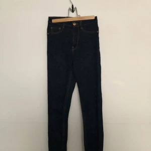  - Mörka högmidjade jeans från gina tricot, använt fåtal gånger och är o nyskick! 💗   