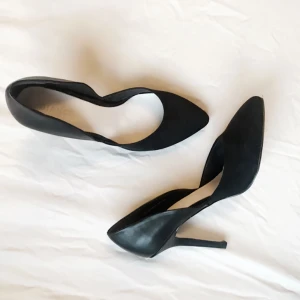  - Pumps från Bianco! Ca 9 cm klack, bekväma. Lite små på mig som är en 39a, passar 38 bättre.